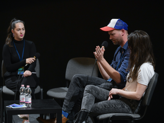 Kőrösi Kíra moderátor, Kiss Máté Gergely rendező és Tóth Evelin Judit operatőr 